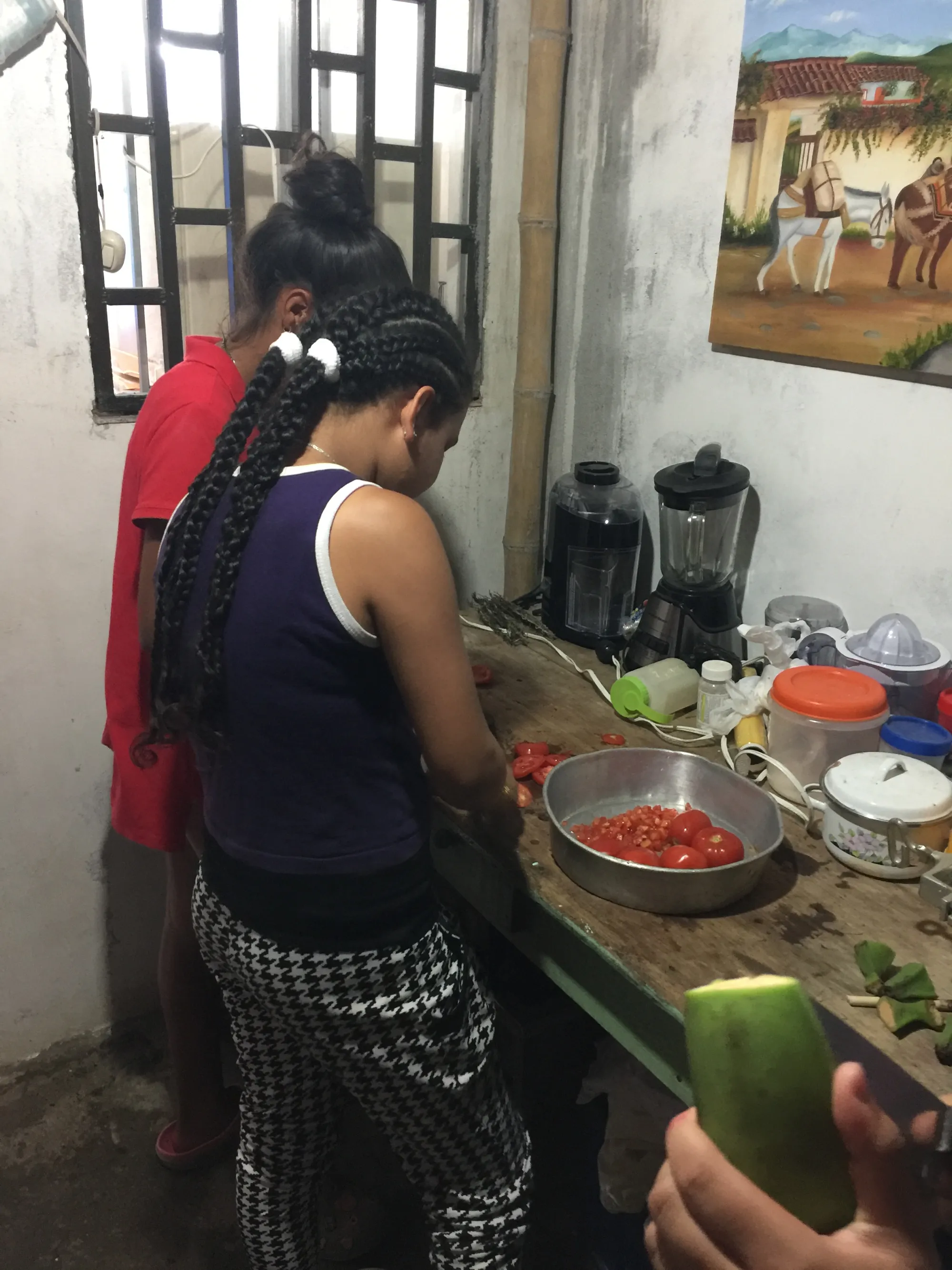 Jóvenes aprendiendo gastronomía en la Fundación Sol de Justicia Armenia Quindío
