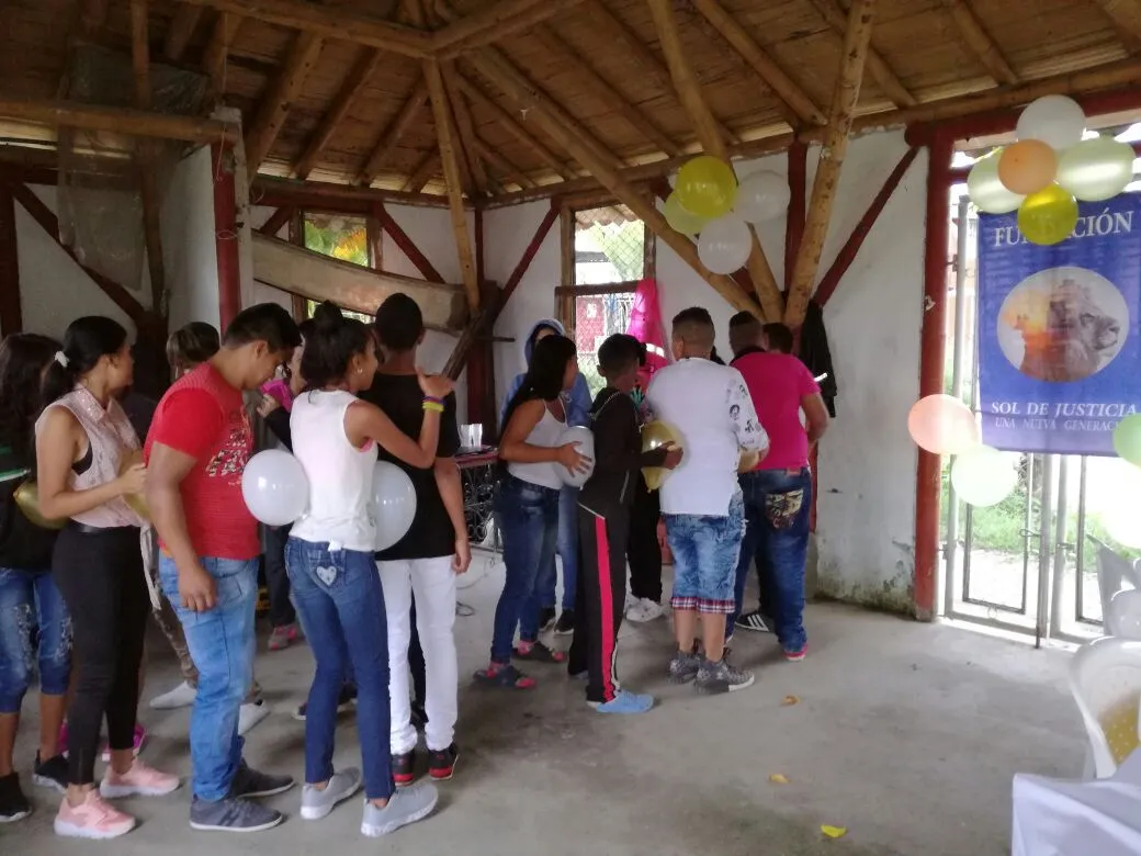Jóvenes y niños del Barrio La Mariela participando en actividades de la Fundación Sol de Justicia Armenia Quindío